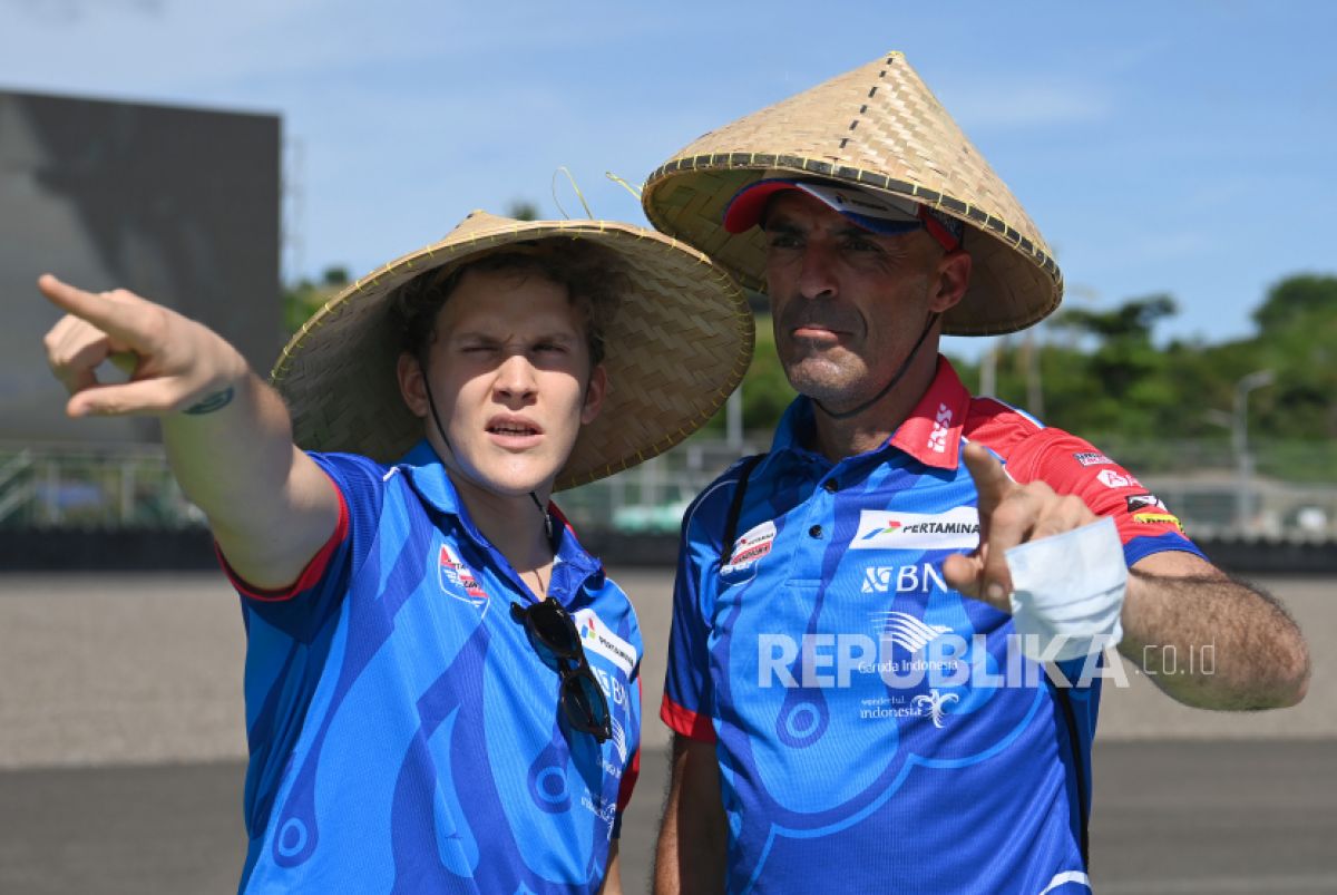 Pembalap Pertamina Mandalika SAG Team Gabriel (kiri) berdiskusi dengan kru saat mengikuti sesi pengenalan lintasan (track familiarisation).(Foto: ANTARA/Andika Wahyu via Republika)