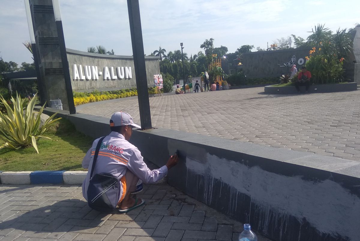 Kondisi tulisan berupa kalimat makian pada Polisi yang sudah dihapus oleh tukang parkir. (Foto: Elok Aprianto/jatimnow.com)