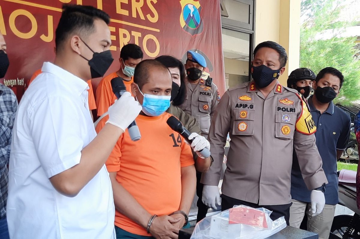 Para pelaku dan barang bukti saat dibeber di Mapolres Mojokerto. (Foto: Achmad Supriyadi/jatimnow.com)