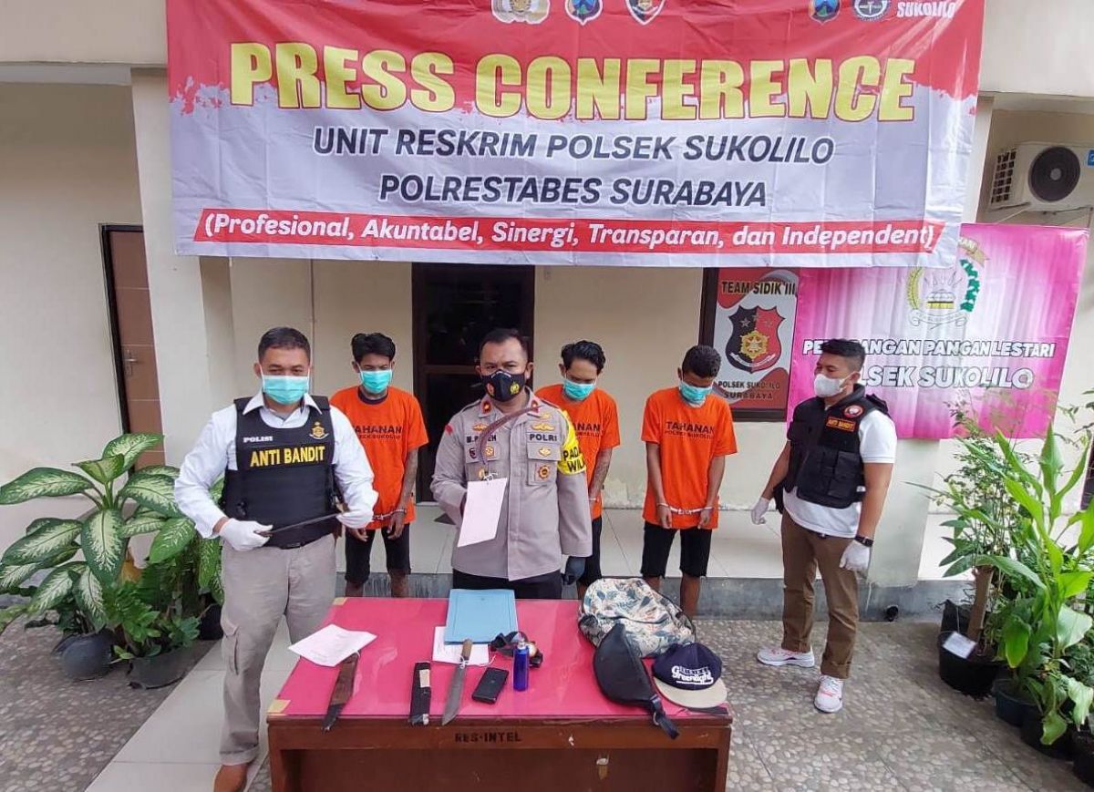 Tiga pemuda diringkus usai acungkan celurit demi konten. (Foto: Zain Ahmad/jatimnow.com)