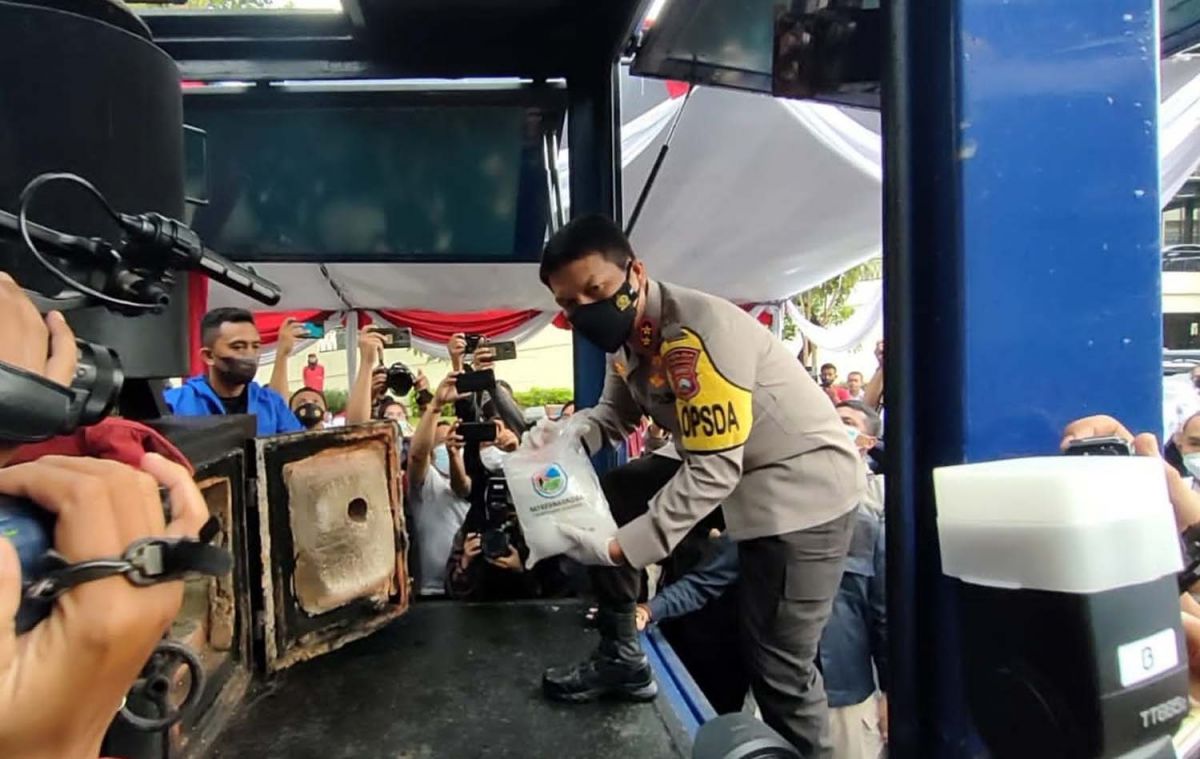 Kapolda Jatim, Irjen Pol Nico Afinta saat memusnahkan barang bukti sabu (Foto-foto: Zain Ahmad/jatimnow.com)