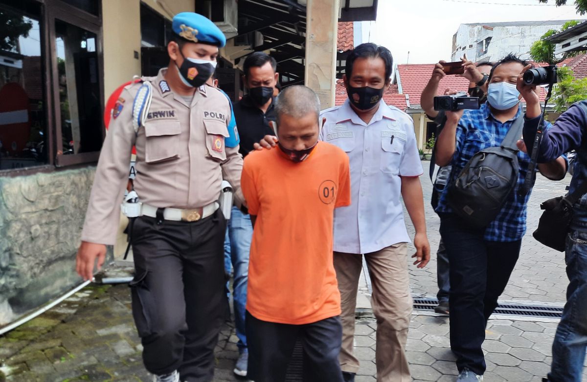 Tersangka penabur racun di bubuk kopi di Mojokerto. (Foto: Achmad Supriyadi/jatimnow.com)