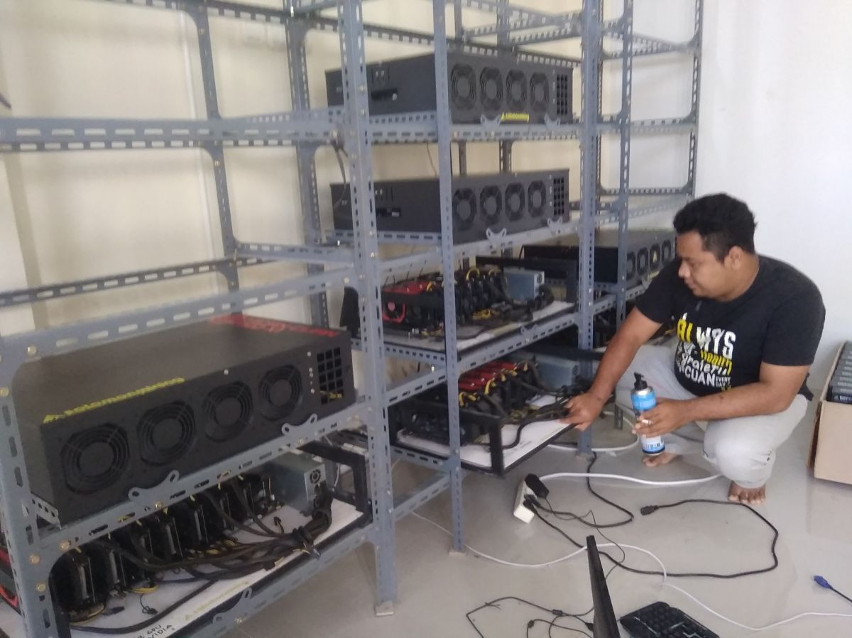 Andik Feris Febrianto, penambang coin ethereum (ETH) asal Jombang saat mengecek mesin mining rig miliknya.(Foto: Elok Aprianto/jatimnow.com)