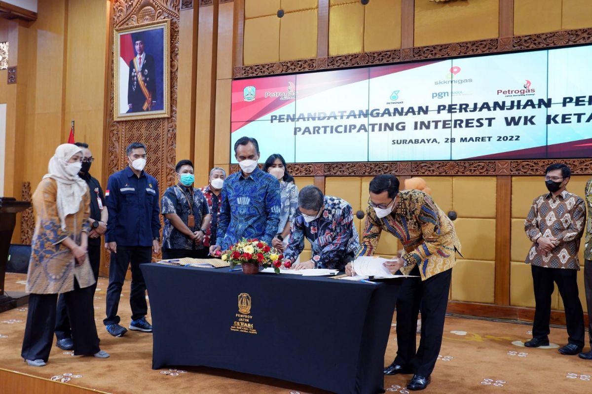 Penandatanganan engalihan Participating Interest (PI) Wilayah Kerja (WK) Ketapang .(Foto: Humas Pemprov Jatim)
