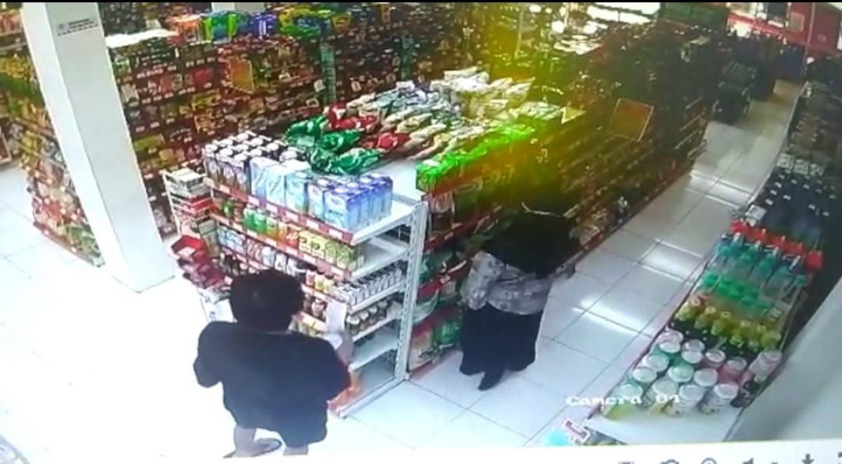 Tangkapan layar sejoli curi minyak goreng di toko ritel modern, Kota Madiun.