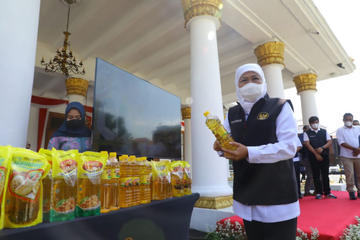 Gubernur Jatim, Khofifah Indar Parawansa saat acara pelepasan minyak goreng ke kabupaten dan kota di Jatim (Foto: Humas Pemprov Jatim)