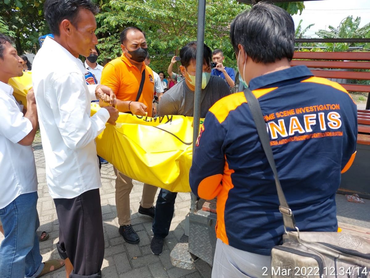 Tim inafis Polres Jombang saat melakukan evakuasi mayat yang ditemukan di sungai Desa Turipinggir, Kecamatan Megaluh. (Foto: grup WhasApp/jatimnow.com)
