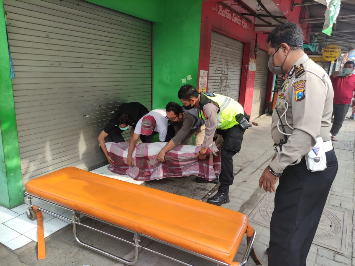 Petugas saat mengevakuasi mayat pria tak beridentitas di Sidoarjo. (Foto: Polsek Taman fot jatimnow.com)