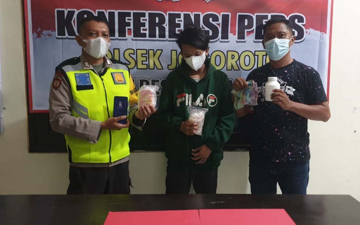 Pengedar pil koplo diamankan di Mapolsek Jogoroto (Foto: Polsek Jogoroto)