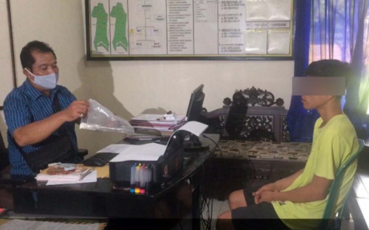 Luki Agil Prasetia, pengedar pil koplo di Banyuwangi saat menjalani pemeriksaan di Polsek Purwoharjo (Foto: Rony Subhan/jatimnow.com)