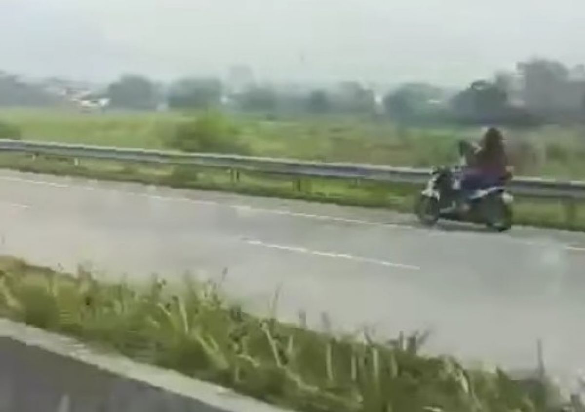 Pengendara motor masuk Tol Singorasi.(Foto: Tangkapan layar video yang beredar)