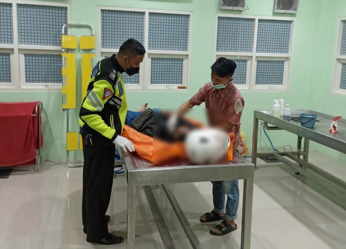 Besi Muatan Truk Jatuh, Hantam Pengendara Motor di Sidoarjo hingga Tewas