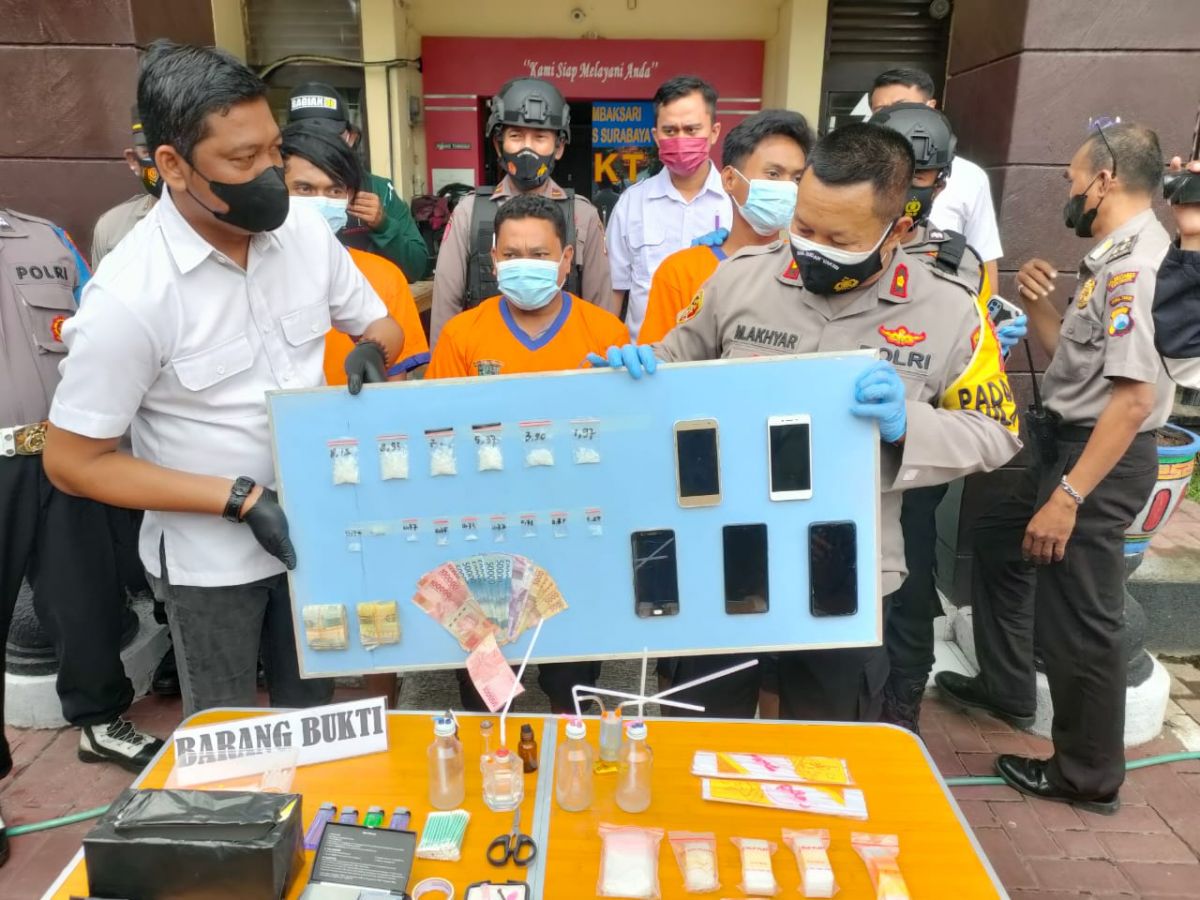 Polisi Gerebek Rumah Kos di Simokerto Surabaya, Diduga Kerap untuk Pesta Sabu