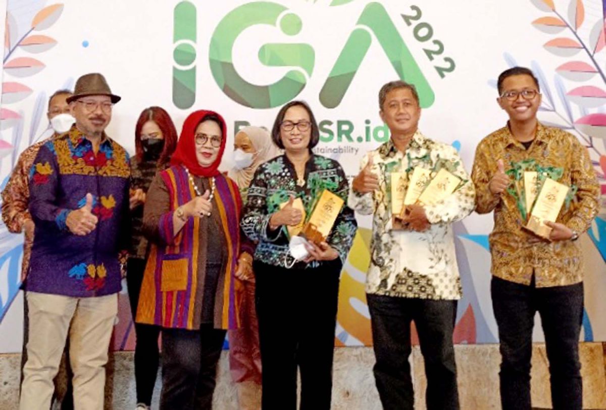 Direktur Operasi dan Produksi Petrokimia Gresik, Digna Jatiningsih saat menerima penghargaan Indonesia Green Awards (Foto: Humas Petrokimia Gresik)