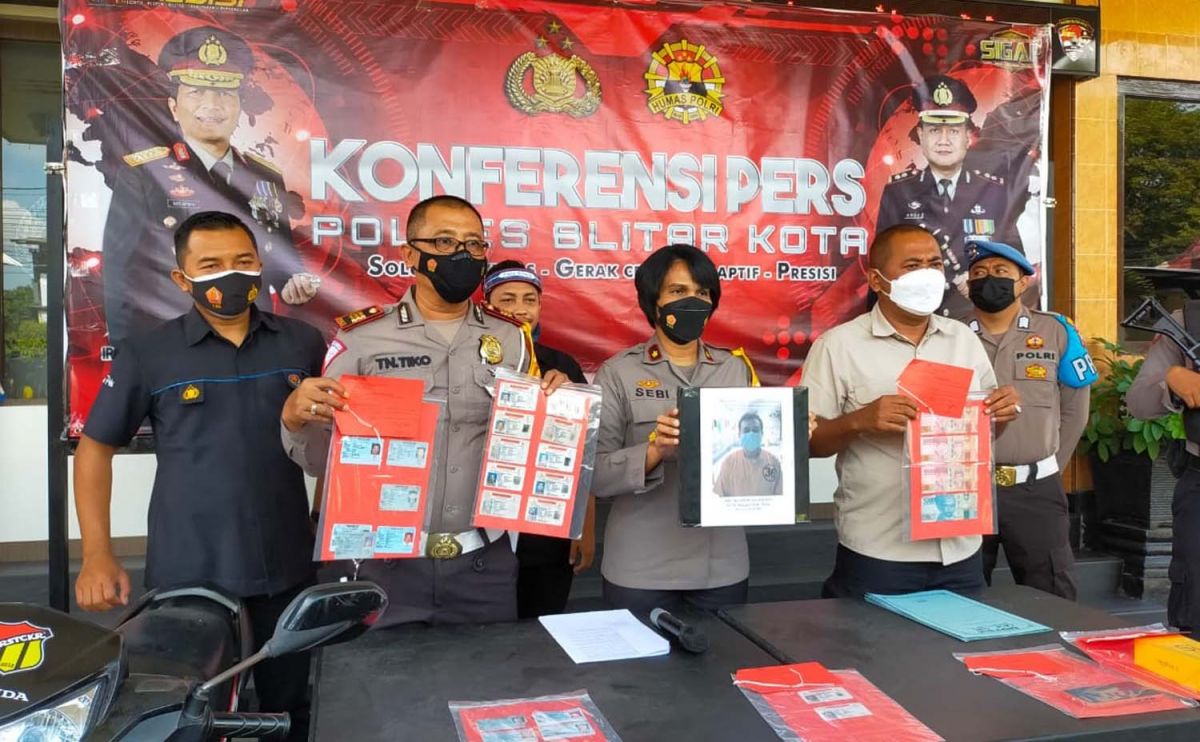Polisi menunjukkan barang bukti dan foto tersangka (Foto: Humas Polres Blitar Kota)