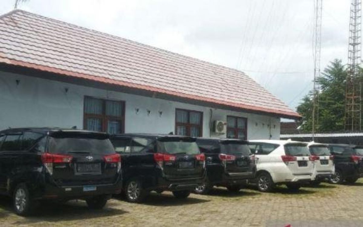 Mobil milik agen perjalanan asal Kota Malang yang terparkir di Dishub NTB. (Foto: Dishub NTB)