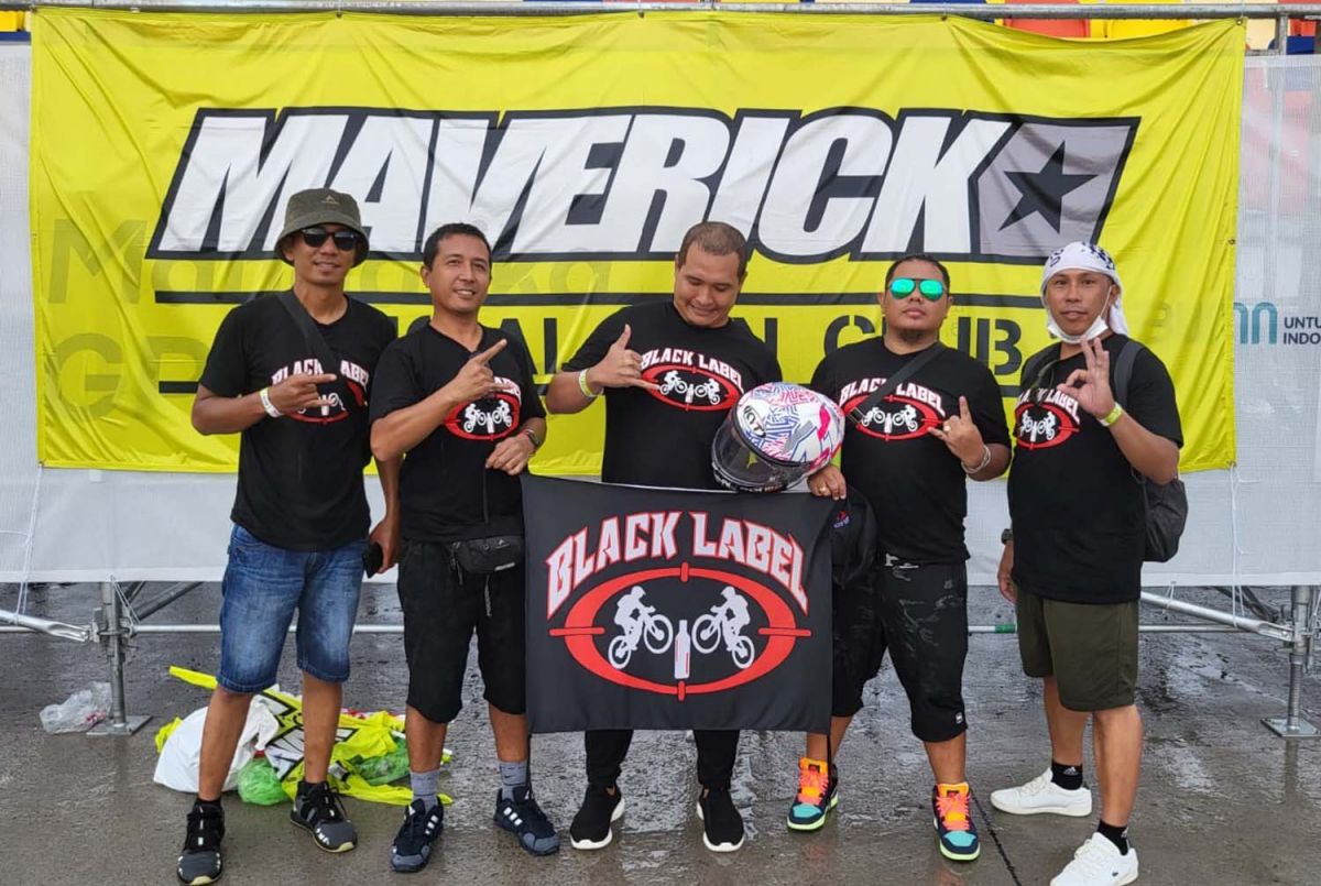 Rylifian Andika Putra dan komunitasnya saat menunjukkan helm dari Pembalap MotoGP, Aleix Espargaro (Foto-foto: Andika for jatimnow.com)