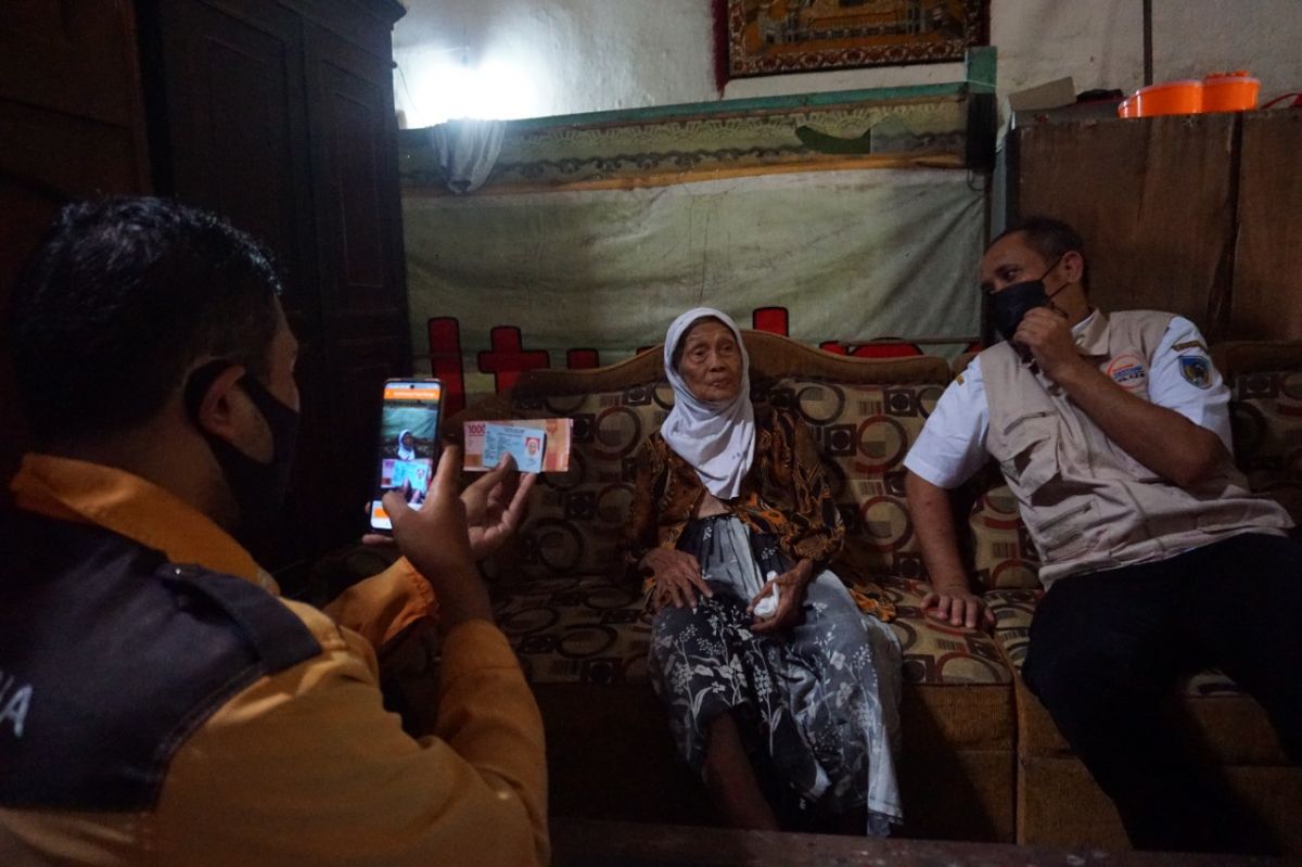 Petugas saat mendatangi rumah lansia penerima program BPNT. (Foto: Humas Pemkab Kediri)