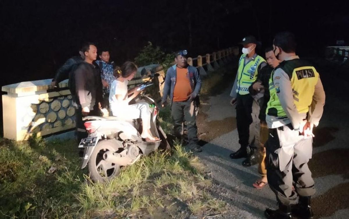 Olah TKP, korban di atas sepeda motornya sesaat setelah dirampok kenalannya di Medsos (Foto: Rianto for jatimnow.com)