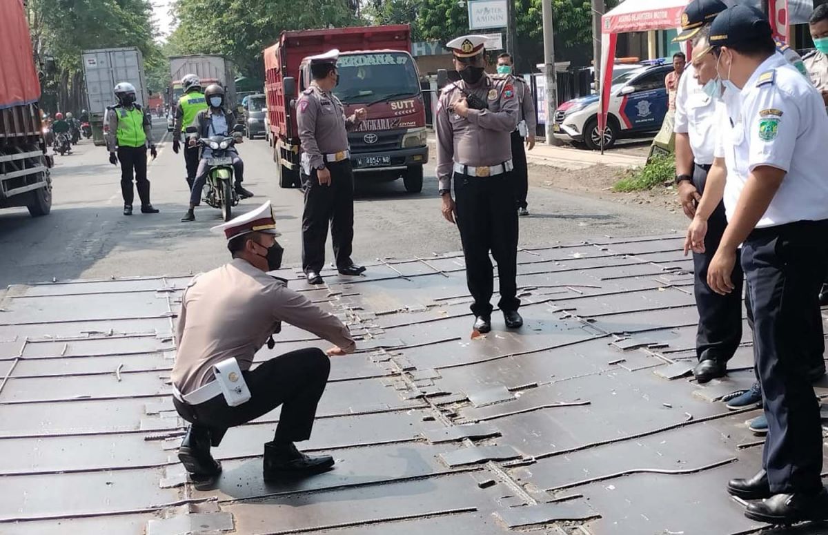 Satlantas Polres Pasuruan bersama perwakilan BBJN PPK 3.5 berencana memperbaiki pelat besi pelapis Jembatan Oka Bawes (Foto: Satlantas Polres Pasuruan)