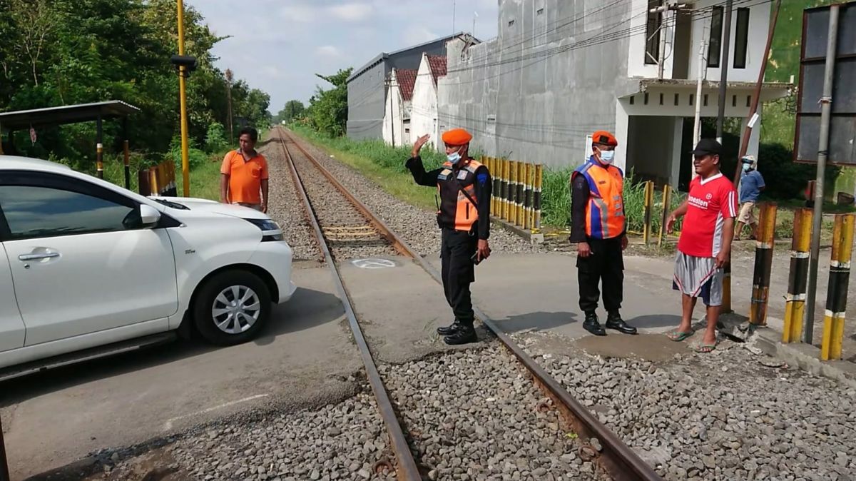 Perlintasan KA di Tulungagung tanpa palang pintu. (Foto: Bramanta Pamungkas/jatimnow.com)