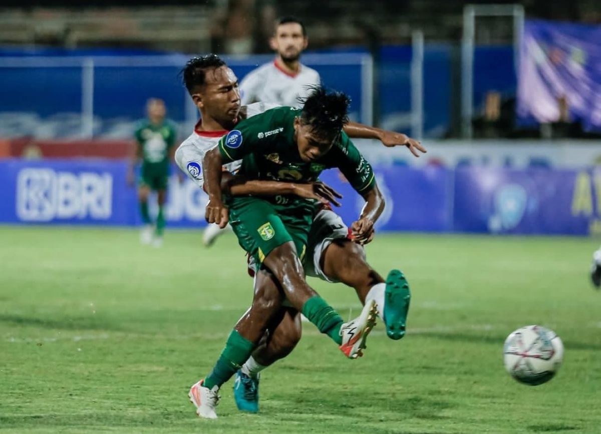 Pemain Persebaya berduel lawan pemain Borneo FC. Dalam laga itu Persebaya takluk 1-2 saat lawan Borneo FC. (Foto: Instagram Persebayaofficial)