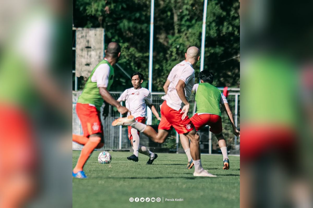 Pemain Persik Kediri saat berlatih. (Foto: Instagram @persikfcofficial)