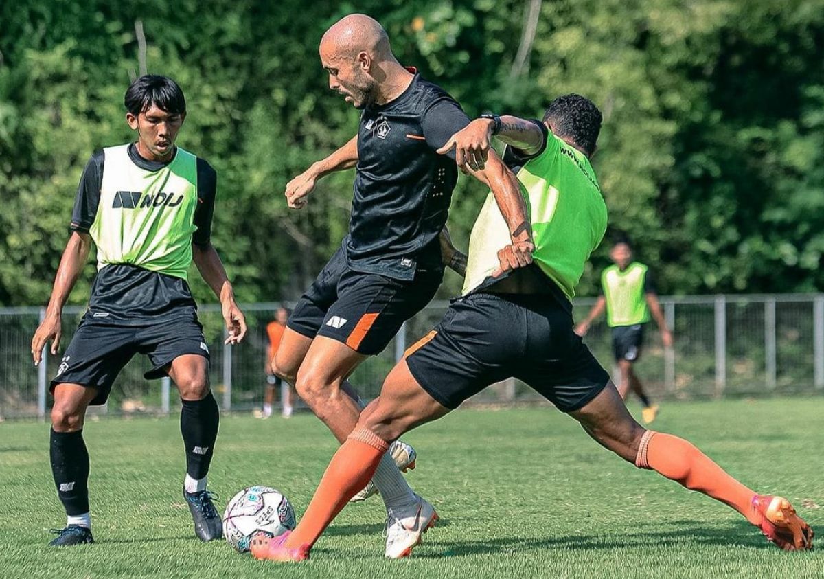 Pemain Persik Kediri saat berlatih. (Foto: IG@persikfcofficial)