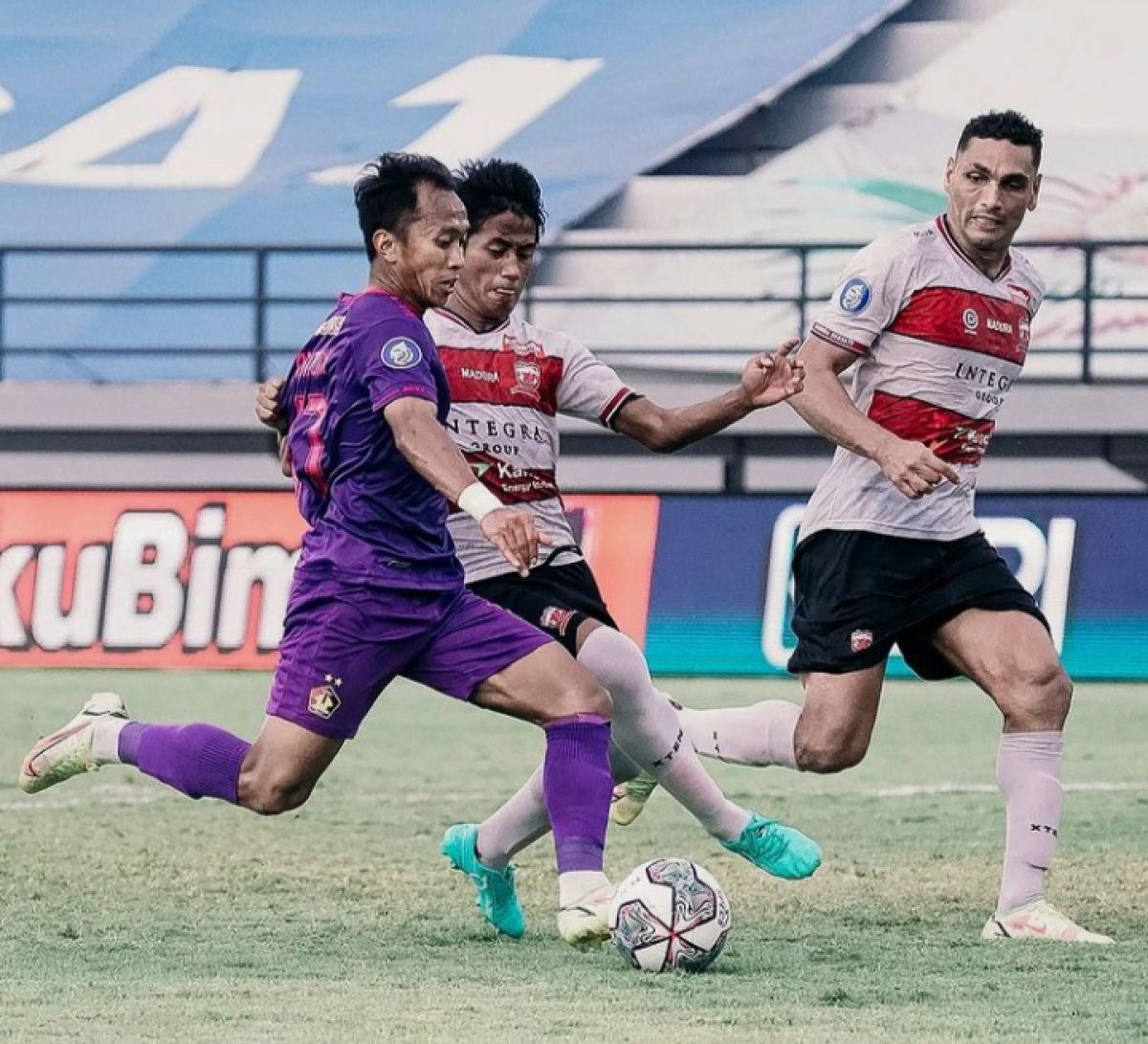 Pemain Persik saat melawan Madura United. (Foto: Intagram @persikofficial)