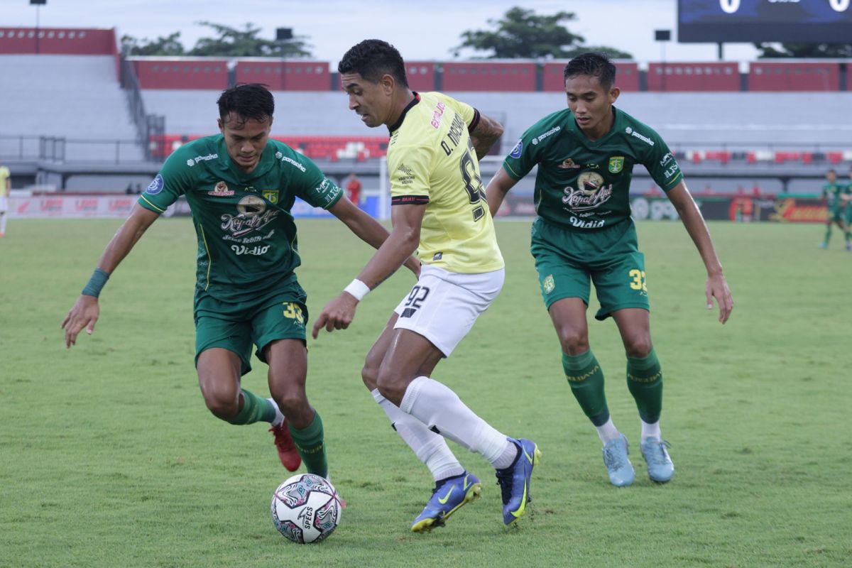 Pemain Persik Kediri saat melawan Persebaya Surabaya.(Foto: persikfcofficial)