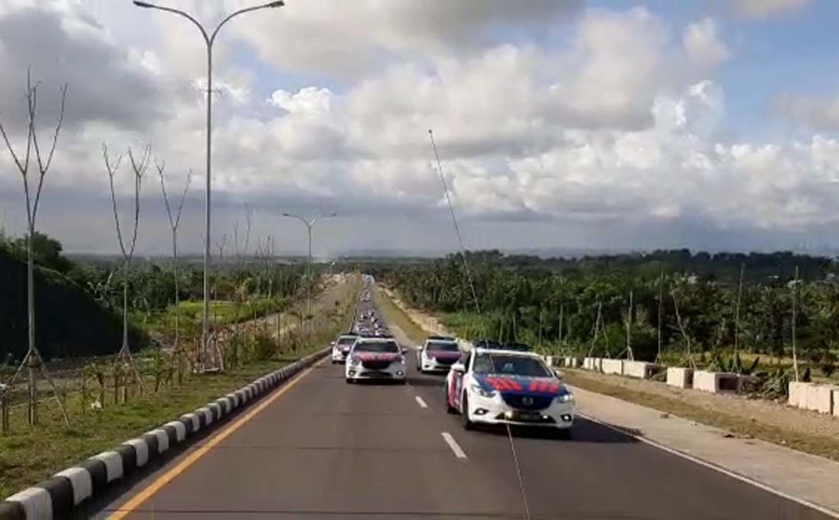 Puluhan personel Ditlantas Polda Jatim saat berangkat ke Sirkuit Mandalika NTB menggunkan mobil dan motor (Foto: Ditlantas Polda Jatim)