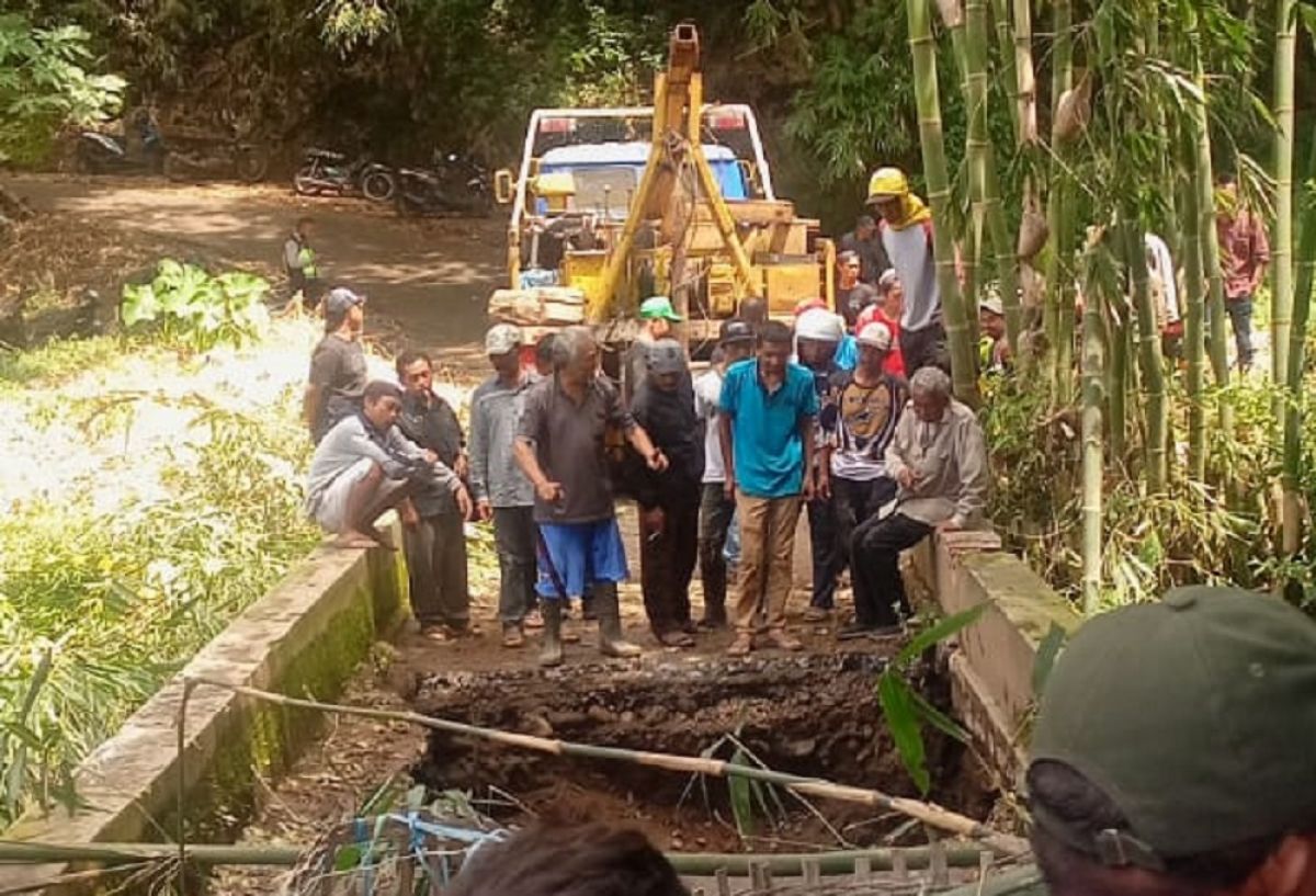 Evakuasi kendaraan pikap yang terperosok. (Foto: Gakkum Laka Lantas Polres Batu)