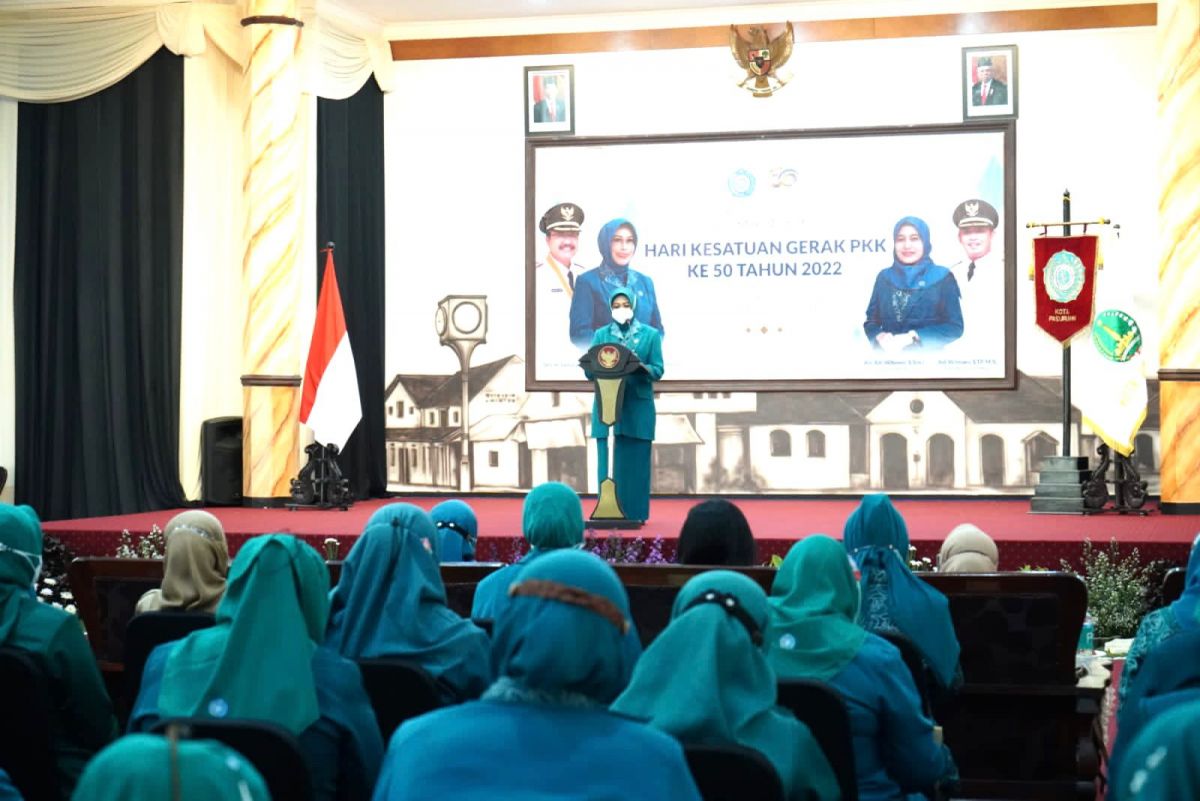Ketua TP PKK Kota Pasuruan Fatma Saifullah Yusuf menyampaikan sambutan.(Foto: Humas Pemkot Pasuruan)