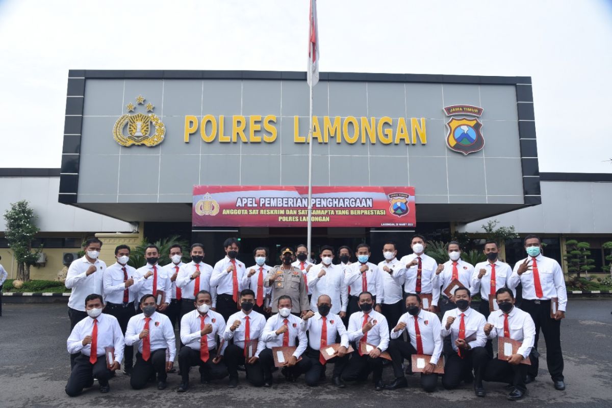 Kapolres Lamongan AKBP Miko Indrayana saat sesi foto bersama dengan anggota berprestasi. (Foto: Humas Polres Lamongan for jatimnow.com)