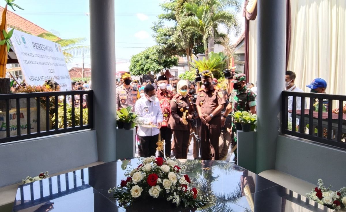 Pemotongan pita secara simbolis dalam peresmian Pondok Seduluran seluruh desa/kelurahan Kota Batu oleh Kepala Kejaksaan Tinggi Jawa Timur, Mia Amiati. (Foto-foto: Galih Rakasiwi)