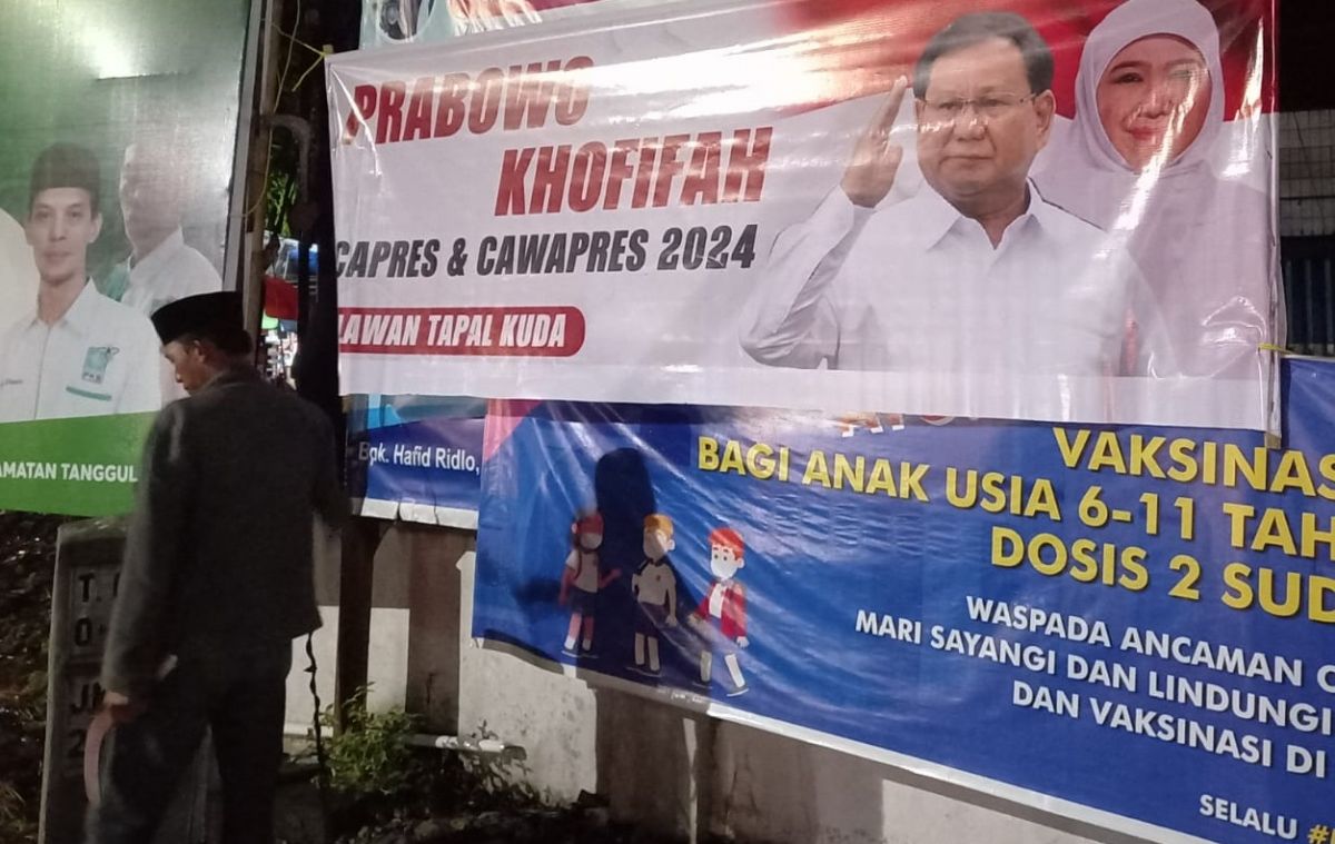 Salah satu baliho Prabowo-Khofifah yang tersebar di wilayah tapal kuda. (Foto: Wawan for jatimnow.com)