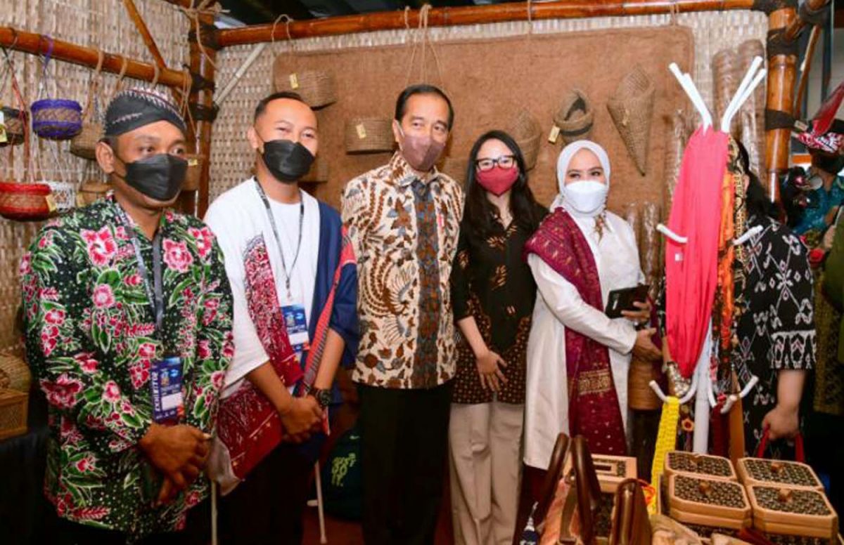 Presiden Jokowi saat mengunjungi stand pameran Kabupaten Kediri dalam Inacraft di Jakarta Convention Center Senayan (Foto-foto: Humas Pemkab Kediri)