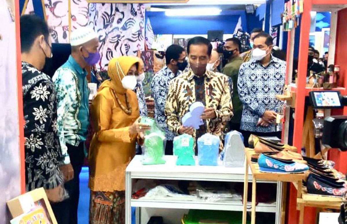 Presiden Jokowi saat mengunjungi stand Kota Pasuruan dalam Jakarta Internasional Handycraft Trade Fair (INACRAFT 2022) - (Foto: Humas Pemkot Pasuruan)