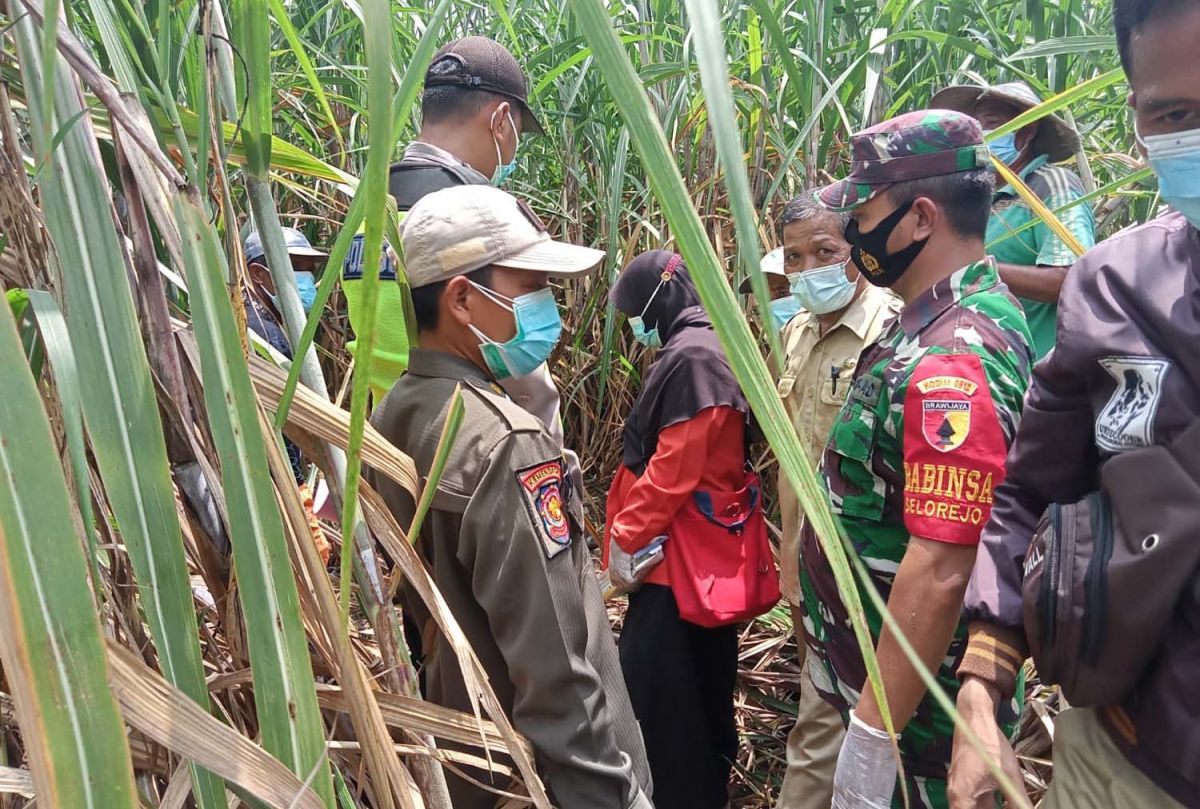 Proses evakuasi jenazah pria yang hilang 12 hari di Sambeng, Lamongan (Foto: Humas Polres Lamongan for jatimnow.com)