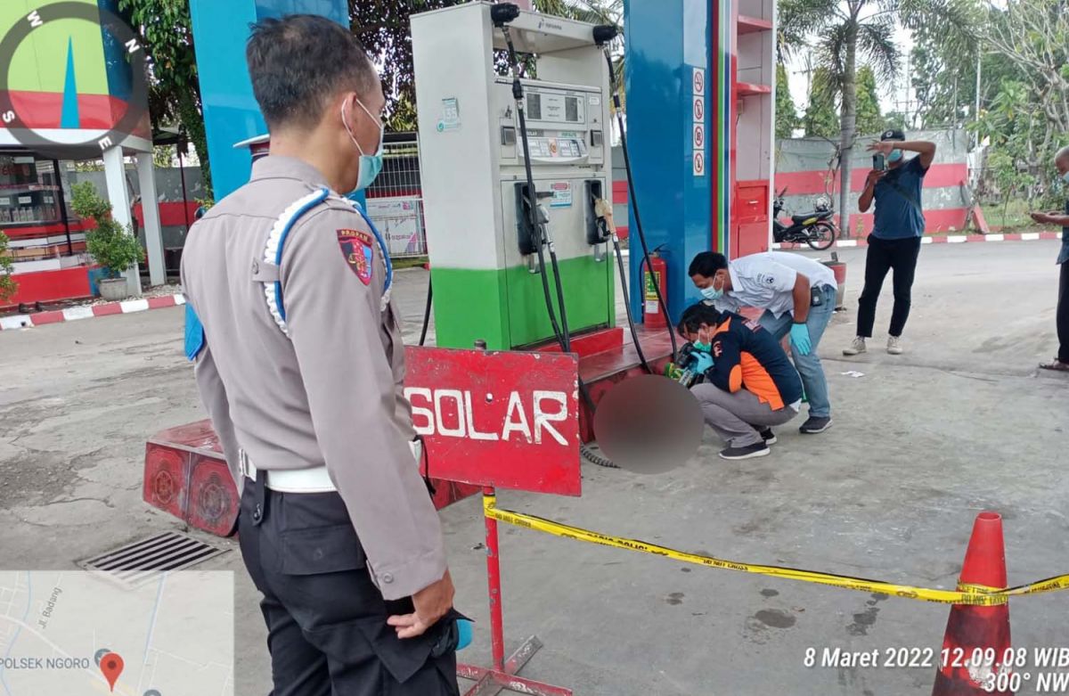 Tim Inafis Polres Jombang melakukan identifikasi di SPBU Ngoro (Foto: Polsek Ngoro)