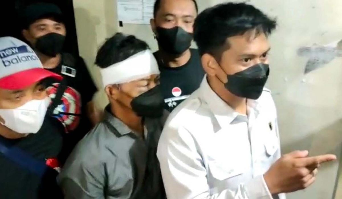 Pelaku pembacokan saat diamankan Satreskrim Polres Kediri (Foto: Andi for jatimnow.com))