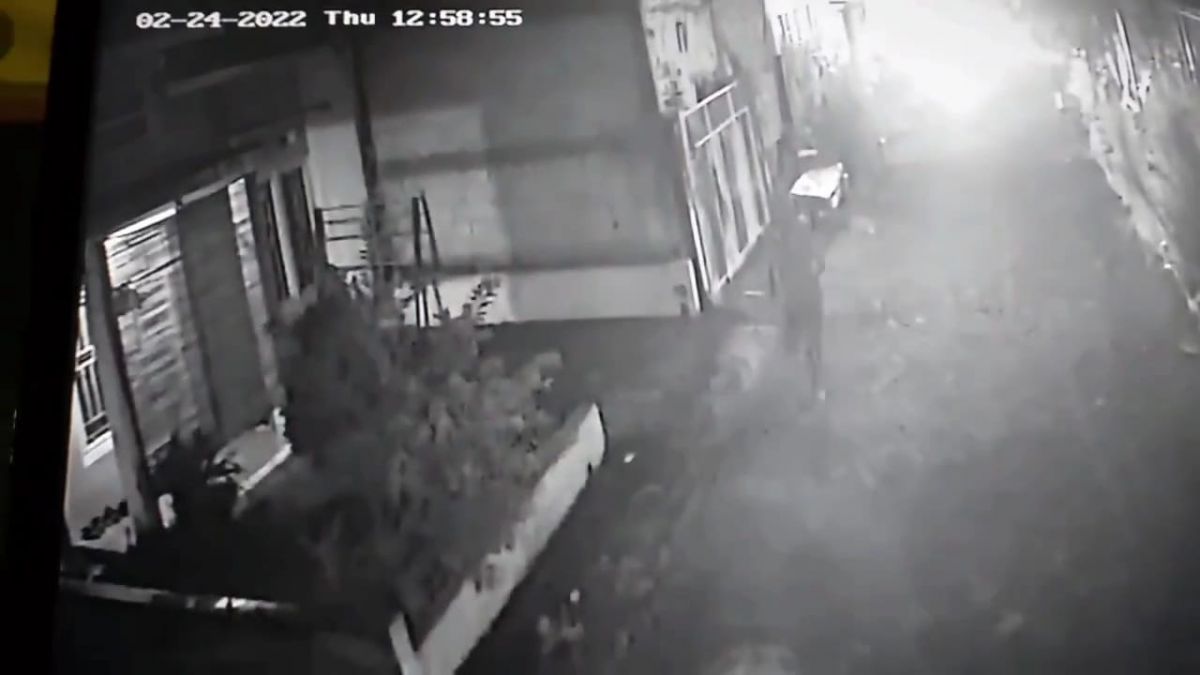 Pria tak dikenal membakar mobil milik warga Perumahan Puri Banjarsari. (Foto: Tangkapan layar CCTV)