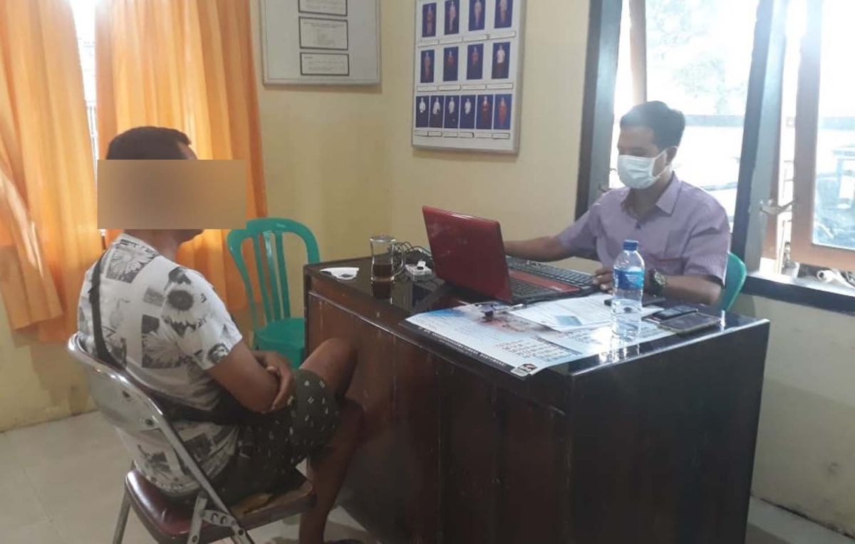 Pria yang diduga mencabuli cucunya sendiri diperiksa Penyidik Unit Reskrim Polsek Cluring, Banyuwangi