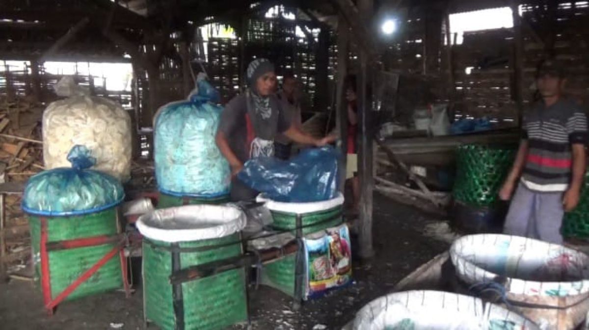 Produsen kerupuk asal Desa Sebani, Kecamatan Sumobito. (Foto: Elok Aprianto/jatimnow.com)