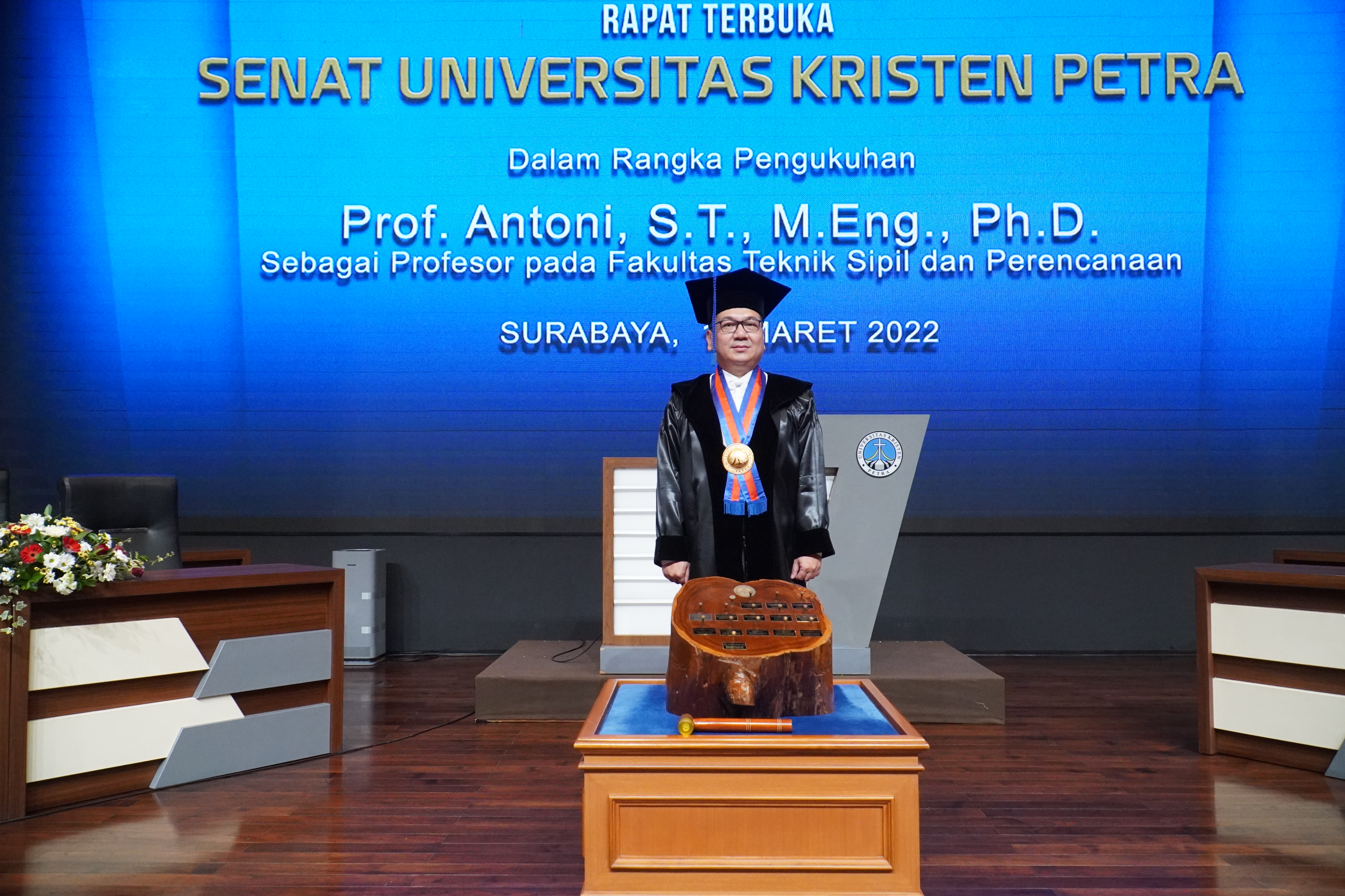 Guru Besar ke-13 UK Petra, Prof Antoni.