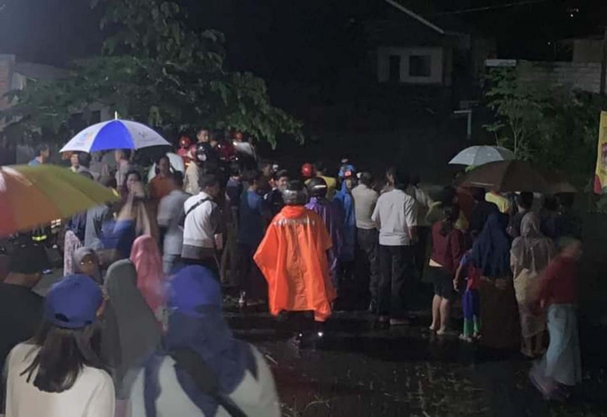 Petugas gabungan mengevakuasi 7 orang dari dua keluarga yang terjebak banjir bandang di Kota Malang (Foto: Nugraha for jatimnow.com)