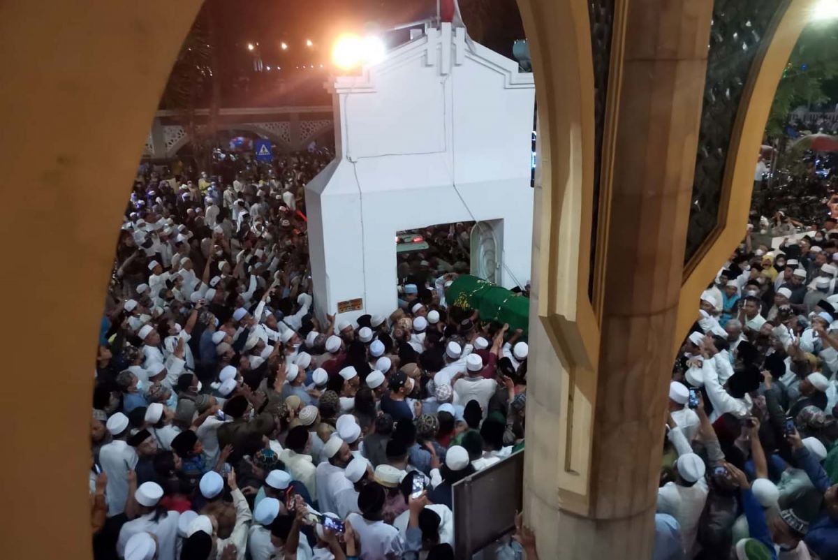 KH Mukhtar Jamil Gresik Tutup Usia, Ribuan Orang Hadiri Pemakaman
