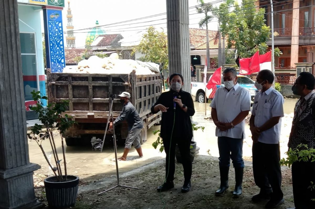 Puan meminta banjir Lamongan tuntas 1 tahun. (Foto:  Adyad Iffansah/jatimnow.com)