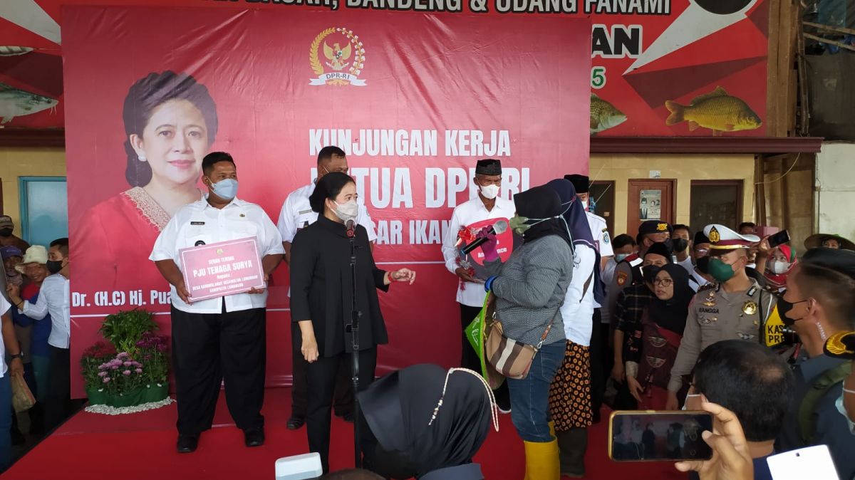Puan Maharani saat berdialog dengan pedangan ikan di Lamongan dan diwaduli masalah pupuk bersubsidi bagi petambak. (Foto: Adyad Ammy/jatimnow.com)