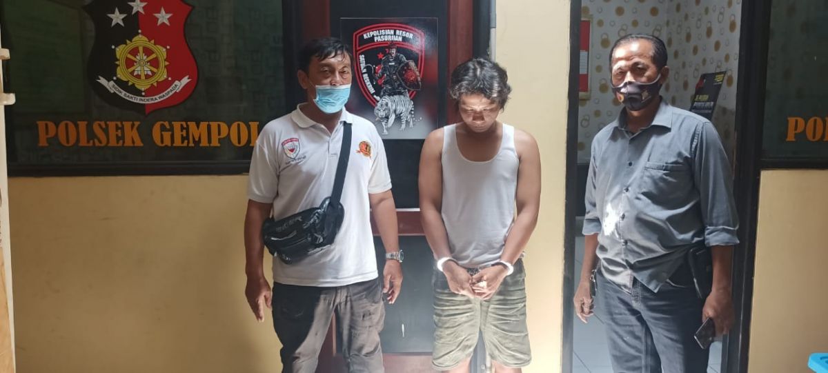 Yosi Panang Harjanto diamankan Polsek Gempol. (Foto: Polsek Gempol for jatimnow.com)